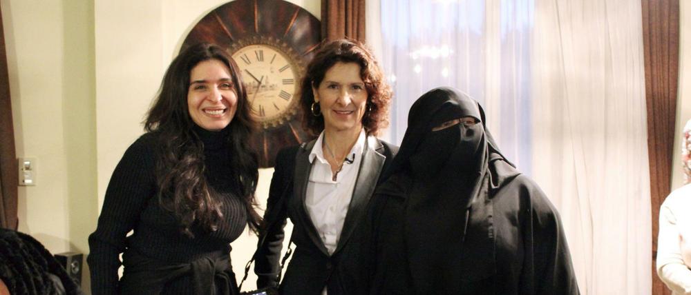 RTL-Reporterin Antonia Rados (M.) mit zwei Schwestern, die nicht unterschiedlicher sein könnten: Dina (l.), ist Ägyptens bekannteste Bauchtänzerin. , Rita ist Salafistin.  
