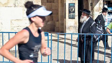 Am Jaffator der Heiligen Stadt. Eine Marathon-Teilnehmerin läuft durch die Altstadt von Jerusalem.