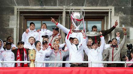 Die Bayern bejubeln den Gewinn des Triples.