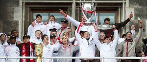 Die Bayern bejubeln den Gewinn des Triples.