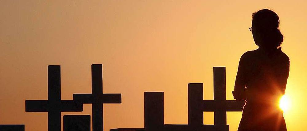 Wunden der Vergangenheit. Eine Frau besucht einen Soldatenfriedhof in Nikosia, auf dem Opfer der türkischen Invasion von 1974 begraben liegen. 