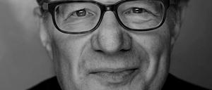 Roger Willemsen wurde als TV-Moderator mehrfach ausgezeichnet, er war Autor von Bestsellern und Honorarprofessor an der Humboldt-Universität. 