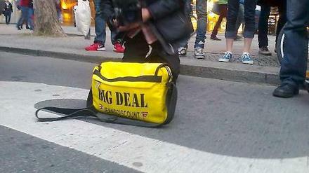 Diese gelbe Tasche legte am Nachmittag den Verkehr auf dem Tauentzien lahm.