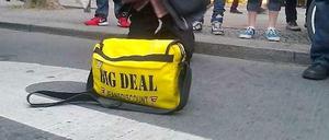 Diese gelbe Tasche legte am Nachmittag den Verkehr auf dem Tauentzien lahm.