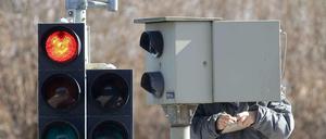 Bitte lächeln! Wer über die Rote Ampel fährt, sieht manchmal noch ein ganz anderes Licht - das Blitzlicht der Fotokästen.