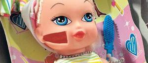 Hat den Schaden. Jedes Jahr untersuchen Kontrolleure Puppen und andere Produkte auf giftige Substanzen und sonstige Risiken. Immer öfter werden sie fündig.Foto: dpa