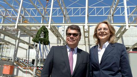 Beim Richtfest des City Cube stehen Raimund Hosch, Vorsitzender der Geschäftsführung der Messe Berlin GmbH, und Berlins Wirtschaftssenatorin Cornelia Yzer (CDU) vor dem Gebäude auf dem Messegelände in Berlin zusammen. 