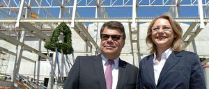 Beim Richtfest des City Cube stehen Raimund Hosch, Vorsitzender der Geschäftsführung der Messe Berlin GmbH, und Berlins Wirtschaftssenatorin Cornelia Yzer (CDU) vor dem Gebäude auf dem Messegelände in Berlin zusammen. 