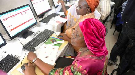 Im deutschen Afrikabild hat das moderne Afrika kaum Platz. Es sei denn, es wird gerade mal wieder der "Chancenkontinent" beschworen wie im Afrika-Konzept der Bundesregierung von 2011. Das Foto zeigt Hebammen im Senegal am Computer.