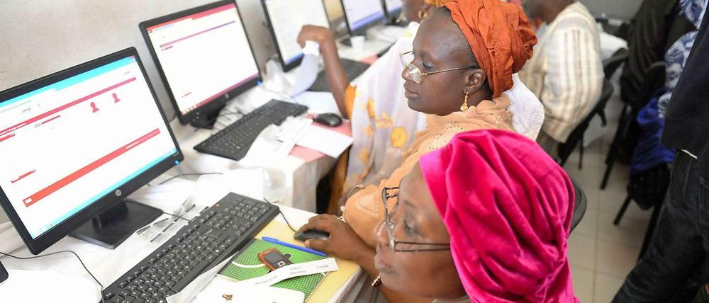 Im deutschen Afrikabild hat das moderne Afrika kaum Platz. Es sei denn, es wird gerade mal wieder der "Chancenkontinent" beschworen wie im Afrika-Konzept der Bundesregierung von 2011. Das Foto zeigt Hebammen im Senegal am Computer. 