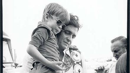 Im Rampenlicht. John Carter Cash auf dem Arm seines Vaters Johnny Cash.