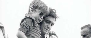 Im Rampenlicht. John Carter Cash auf dem Arm seines Vaters Johnny Cash.