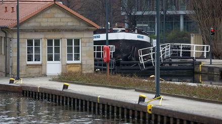 Die südliche Kammer der Mühlendammschleuse ist auf Monate nicht zu benutzen. Ein Binnenschiff hat ein Tor gerammt.