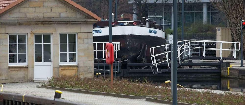 Die südliche Kammer der Mühlendammschleuse ist auf Monate nicht zu benutzen. Ein Binnenschiff hat ein Tor gerammt.