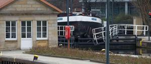 Die südliche Kammer der Mühlendammschleuse ist auf Monate nicht zu benutzen. Ein Binnenschiff hat ein Tor gerammt.
