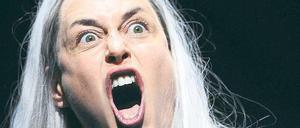 Vitaler Aggressionsstau. Susanne Wolff steht als Ismene völlig allein auf der Bühne.