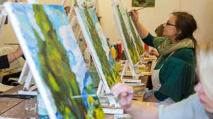 Gestaffelte Staffeleien. Thema im „Malsalon“ in Prenzlauer Berg waren dieses Mal van Goghs „Zypressen“. Eine Reproduktion der Vorlage hängt hinten an der Wand.
