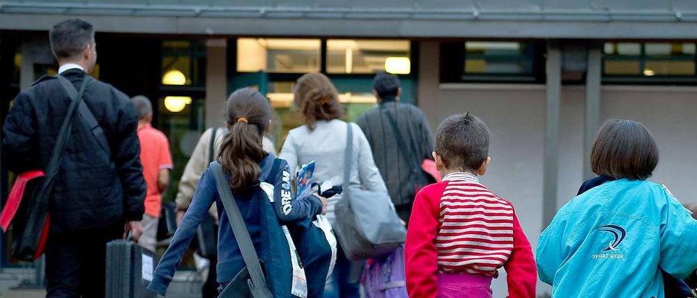 Syrer kommen ins Aufnahmelager Friedland.