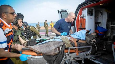 Wer an der syrisch-israelischen Grenze um medizinische Hilfe bittet, kann damit rechnen, behandelt zu werden. Die israelischen Soldaten kümmern sich um syrische Flüchtlinge so gut wie um verletzte israelische Soldaten wie in diesem Fall.