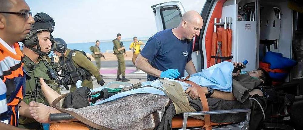Wer an der syrisch-israelischen Grenze um medizinische Hilfe bittet, kann damit rechnen, behandelt zu werden. Die israelischen Soldaten kümmern sich um syrische Flüchtlinge so gut wie um verletzte israelische Soldaten wie in diesem Fall. 