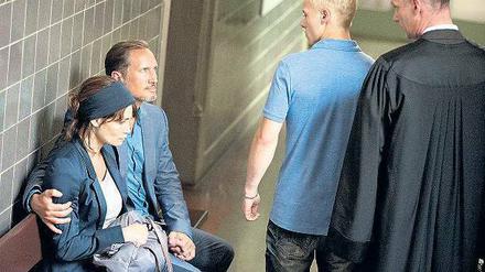 Vor Gericht: Anna (Anja Kling) und ihr Mann Micha (Benno Fürmann, links) treffen beim Prozess auf Schläger Marco (Julius Nitschkoff). Foto: ZDF
