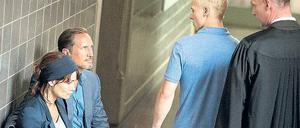 Vor Gericht: Anna (Anja Kling) und ihr Mann Micha (Benno Fürmann, links) treffen beim Prozess auf Schläger Marco (Julius Nitschkoff). Foto: ZDF
