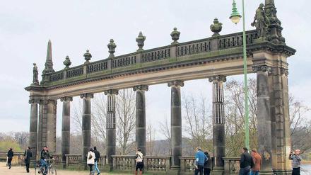 Brüchig. Der Sandstein der Kolonnaden an der Glienicker Brücke muss saniert werden.