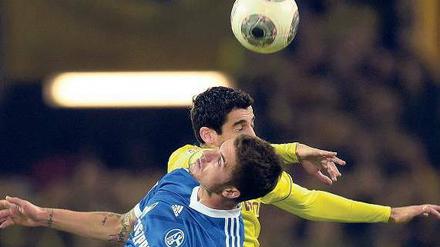 Hohe Kunst am Ball. Der Dortmunder Henrich Mchitarjan (hinten) und Schalkes Roman Neustädter im Kopfballduell.