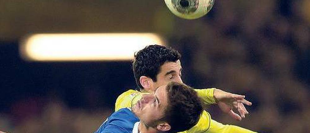 Hohe Kunst am Ball. Der Dortmunder Henrich Mchitarjan (hinten) und Schalkes Roman Neustädter im Kopfballduell.