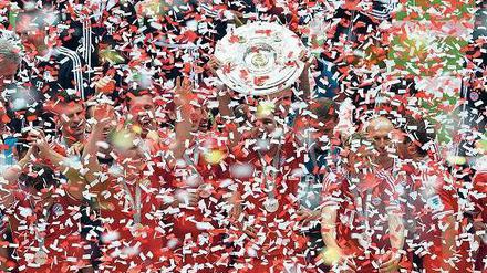 Konfettisturm: Schon am heutigen Samstag kann der FC Bayern Meister werden. Den Verantwortlichen wären sportliche Schlagzeilen mehr als recht.