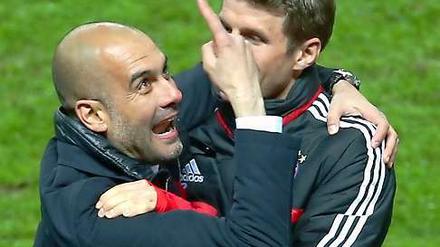 Geld feiert Tore und Titel. Pep Guardiola und Thomas Müller.