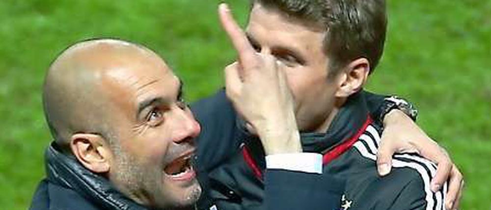 Geld feiert Tore und Titel. Pep Guardiola und Thomas Müller.