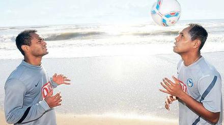 Brüder am Ball. Raffael (links) und Ronny haben als Kinder oft gegeneinander gespielt, von 2010 bis 2012 dann bei Hertha BSC auch zwei Jahre gemeinsam als Profis.