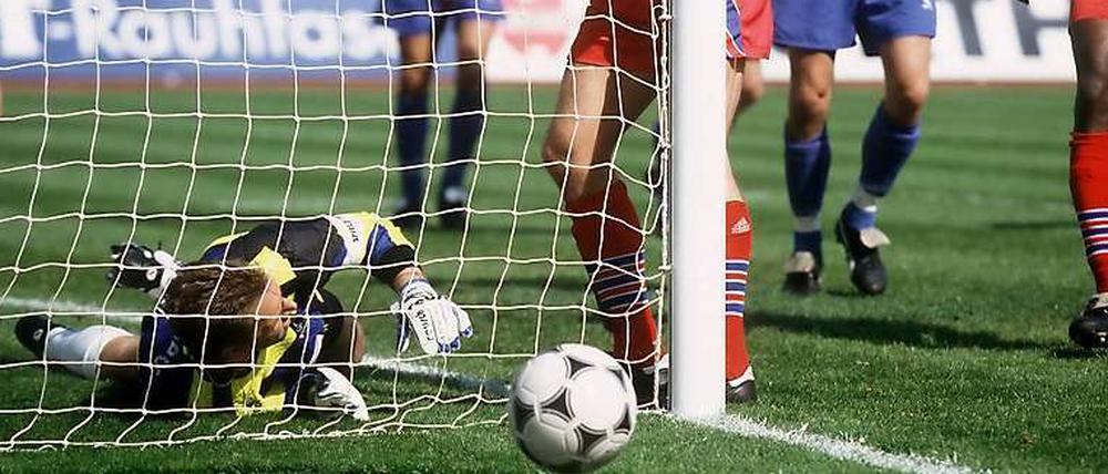 Die Mutter aller Phantomtore. Thomas Helmer (Bayern München, Mitte) traf gegen Torwart Andreas Köpke (Nürnberg) NICHT. Der Schiedsrichter sah es anders.