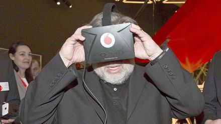 Steve Wozniak, Mitbegründer von Apple, probiert auf der Cebit 2014 die Datenbrille Rift von Oculus VR aus.