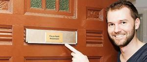 Er gehört zu mir. Also der Name an der Tür. Bis vor kurzem hieß Klaus-Heidi noch Michael.