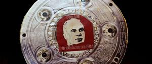 Steuerhinterziehung? Meisterschaft! Die Bayern-Fans und auch Trainer Pep Guardiola stehen zu Uli Hoeneß, dem gefallenen Präsidenten des FC Bayern München.