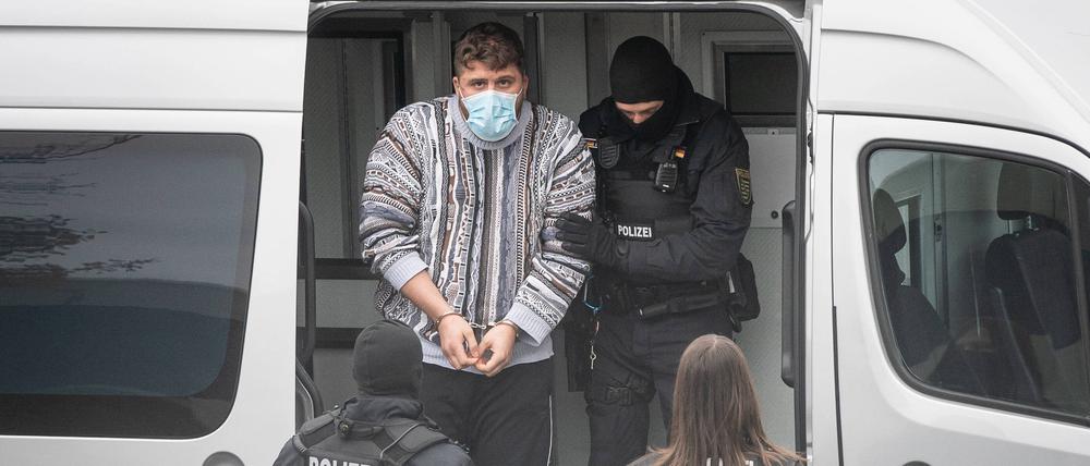 Im November 2020 waren der gezeigte und zwei weitere Clan-Männer festgenommen worden. Andere Verhaftungen folgten. Die Verdächtigen hatten versucht, sich in Berlin zu verstecken – die Zielfahnder fanden sie trotzdem.