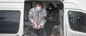 Im November 2020 waren der gezeigte und zwei weitere Clan-Männer festgenommen worden. Andere Verhaftungen folgten. Die Verdächtigen hatten versucht, sich in Berlin zu verstecken – die Zielfahnder fanden sie trotzdem.