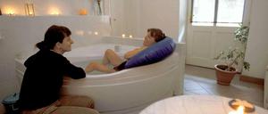 Entspannt. Das warme Wasser hilft gegen Schmerzen. Doch es birgt auch Keime, die zu einer Infektion führen können. 