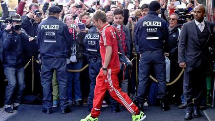 Die Bayern verlassen am Mittwochmittag das Hotel Regent. Ein paar Gäste schauen beim Auschecken zu.