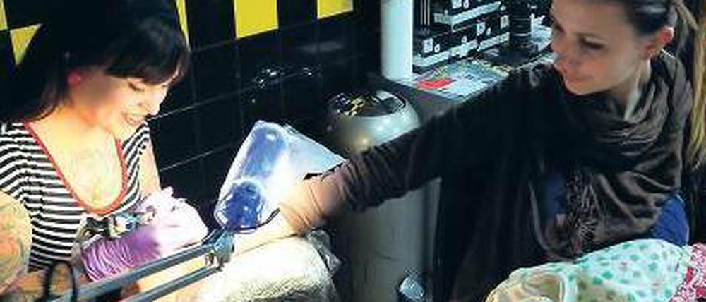 Unter die Haut. In dem Studio an der Schönhauser Allee machten viele für den humanitärem Zweck mit.