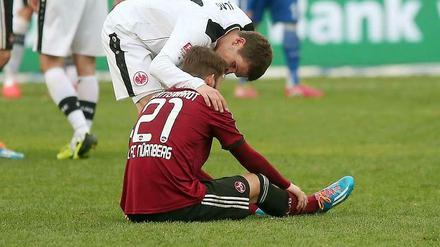 Trost vom Sieger: Frankfurts Sebastian Jung (o) kümmert sich nach dem Abpfiff um Nürnbergs Marvin Plattenhardt.
