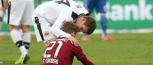 Trost vom Sieger: Frankfurts Sebastian Jung (o) kümmert sich nach dem Abpfiff um Nürnbergs Marvin Plattenhardt.