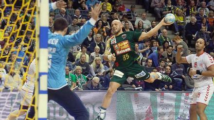 Im Hinspiel gewannen die Berliner um Konstantin Igropulo (M.) mit 30:27 gegen Chambery.