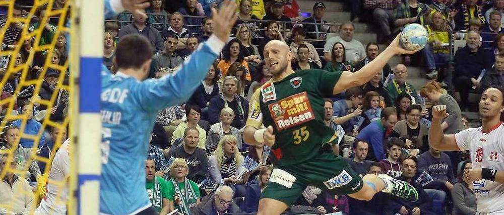 Im Hinspiel gewannen die Berliner um Konstantin Igropulo (M.) mit 30:27 gegen Chambery.