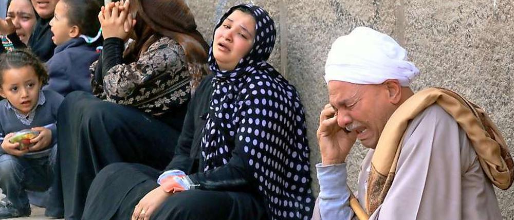 Angehörige von verurteilten Anhängern der Muslimbrüder, die vor dem Gerichtsgebäude in Minia ausharren, sind schockiert über die Entscheidung.