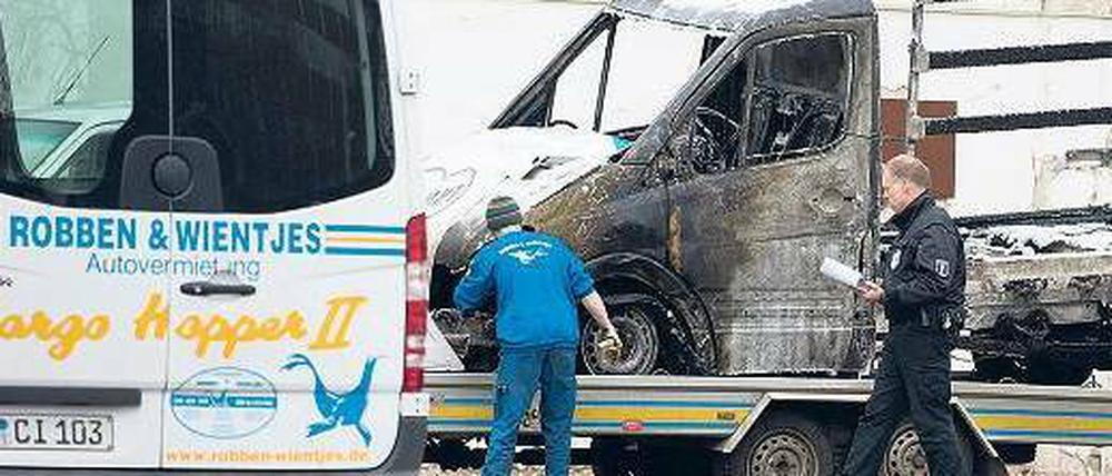Defekte Batterie oder Anschlag? Für die Polizei ist das keine Frage, für sie geht das Feuer auf dem Betriebsgelände von Robben &amp; Wientjes in der Kreuzberger Prinzenstraße eindeutig auf Brandstiftung zurück. 
