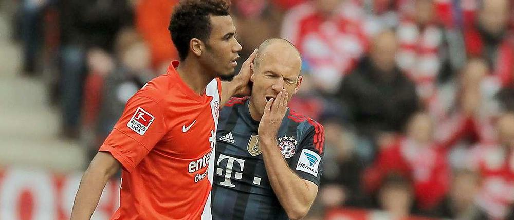 Aufgehschoben ist nicht aufgehoben: Mainz' Choupo-Moting tröstet Bayerns Robben, der noch nicht die Meisterschaft feiern darf.