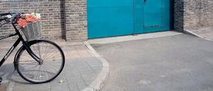 Der frische Strauß im Fahrradkorb als Protest. Das Haus von Ai Weiwei wird Tag und Nacht überwacht. Sein Reisepass wurde ihm vor drei Jahren weggenommen.